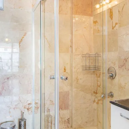 فيلة 4 Bedroom Within Walking Distance To Shops And Restaurants *