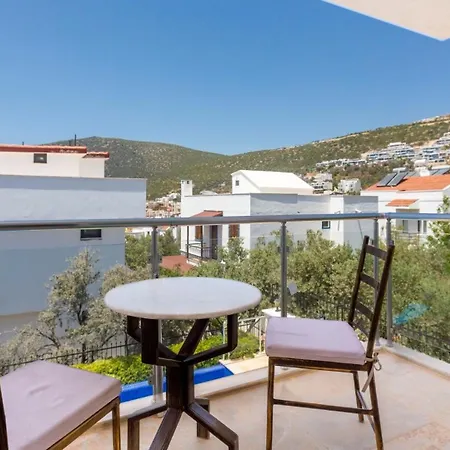 4 Bedroom Within Walking Distance To Shops And Restaurants