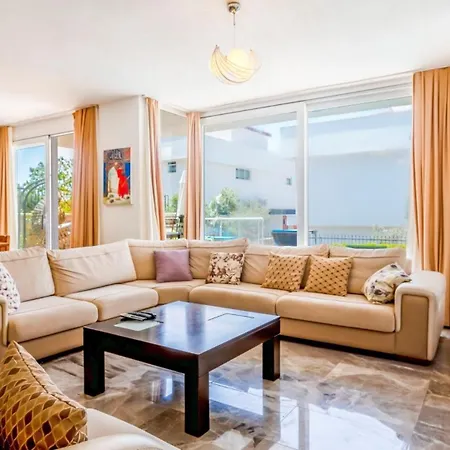 4 Bedroom Within Walking Distance To Shops And Restaurants فيلة