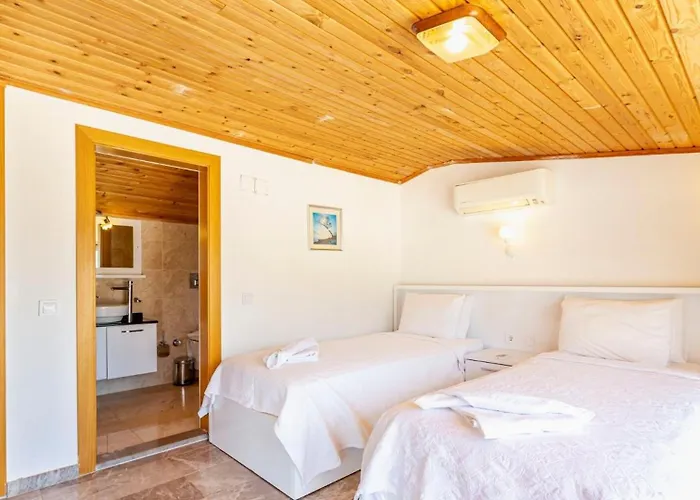 4 Bedroom Within Walking Distance To Shops And Restaurants Вилла