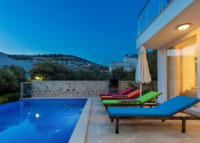 4 Bedroom Within Walking Distance To Shops And Restaurants *