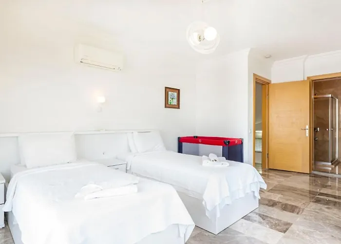 4 Bedroom Within Walking Distance To Shops And Restaurants