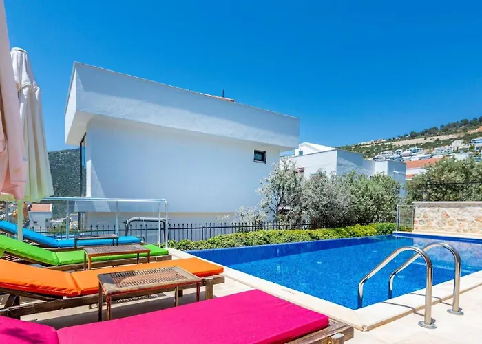 4 Bedroom Within Walking Distance To Shops And Restaurants