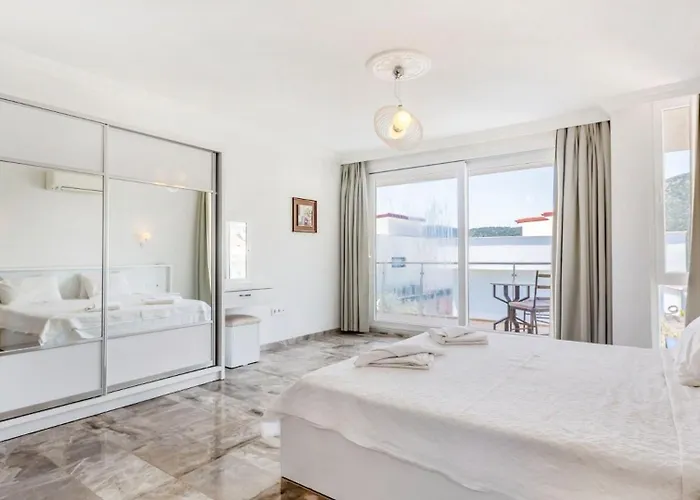 4 Bedroom Within Walking Distance To Shops And Restaurants *