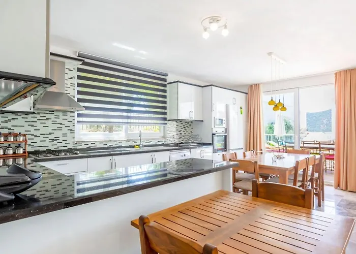 4 Bedroom Within Walking Distance To Shops And Restaurants Вилла *