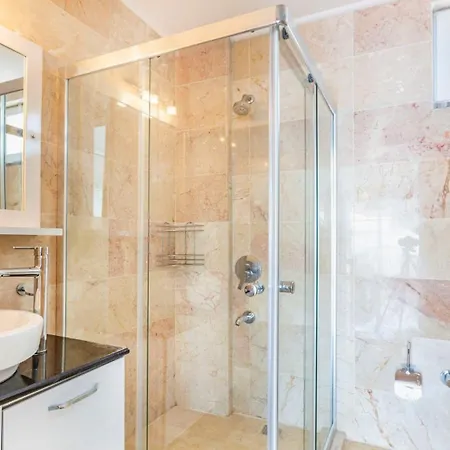 4 Bedroom Within Walking Distance To Shops And Restaurants Vilă *