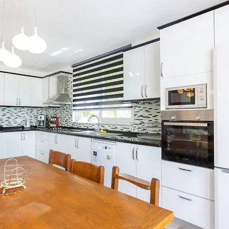 4 Bedroom Within Walking Distance To Shops And Restaurants Vilă Kalkan