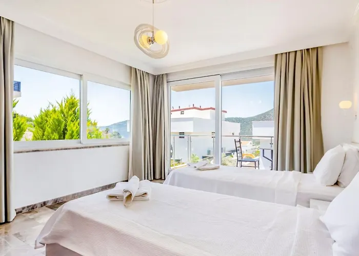 4 Bedroom Within Walking Distance To Shops And Restaurants *