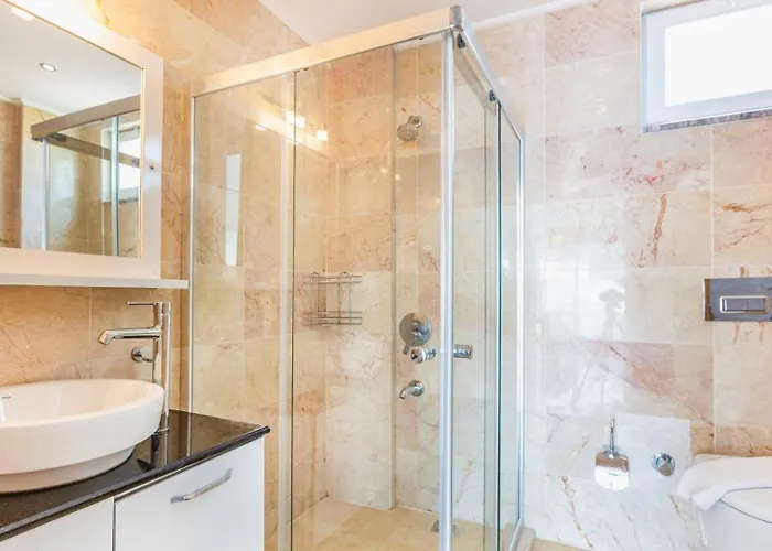 4 Bedroom Within Walking Distance To Shops And Restaurants Villa *