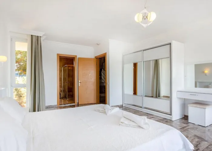 Villa 4 Bedroom Within Walking Distance To Shops And Restaurants *