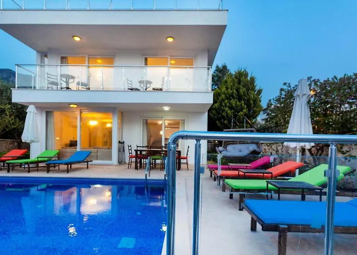 4 Bedroom Within Walking Distance To Shops And Restaurants