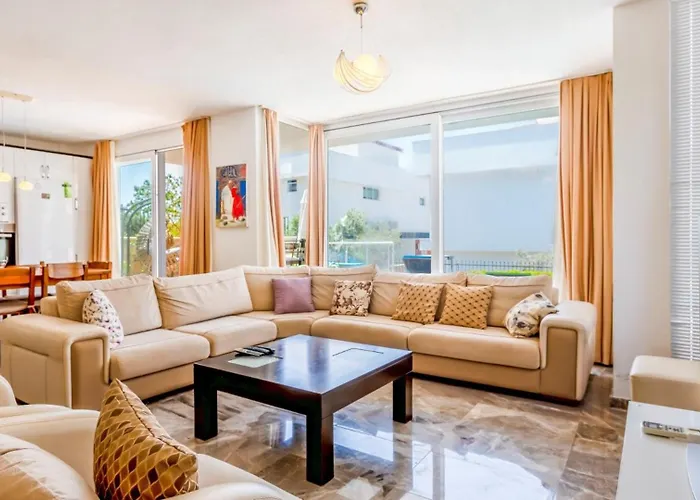 4 Bedroom Within Walking Distance To Shops And Restaurants Villa
