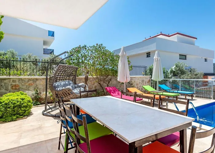 Villa 4 Bedroom Within Walking Distance To Shops And Restaurants