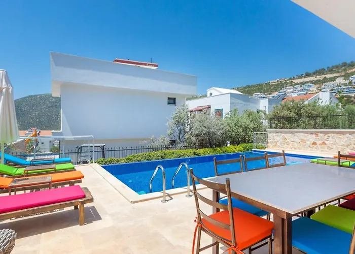 4 Bedroom Within Walking Distance To Shops And Restaurants Villa *