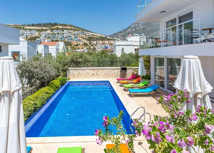 Villa 4 Bedroom Within Walking Distance To Shops And Restaurants *