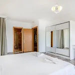 Villa 4 Bedroom Within Walking Distance To Shops And Restaurants *