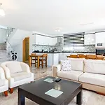 Villa 4 Bedroom Within Walking Distance To Shops And Restaurants
