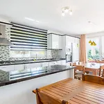4 Bedroom Within Walking Distance To Shops And Restaurants Villa *