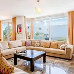 4 Bedroom Within Walking Distance To Shops And Restaurants Villa