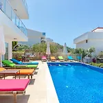 Villa 4 Bedroom Within Walking Distance To Shops And Restaurants *