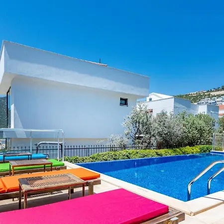 4 Bedroom Within Walking Distance To Shops And Restaurants