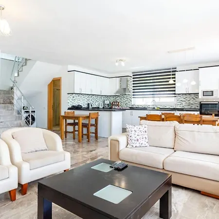Villa 4 Bedroom Within Walking Distance To Shops And Restaurants