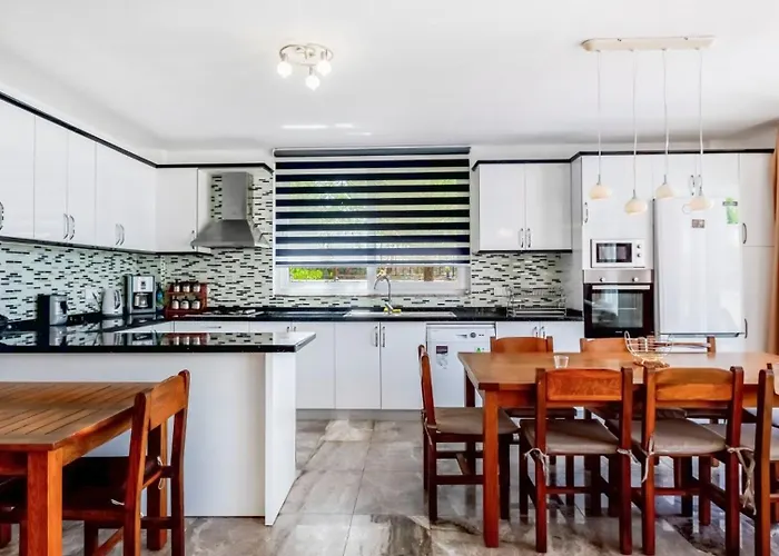 Villa 4 Bedroom Within Walking Distance To Shops And Restaurants *