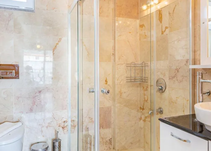 Villa 4 Bedroom Within Walking Distance To Shops And Restaurants *