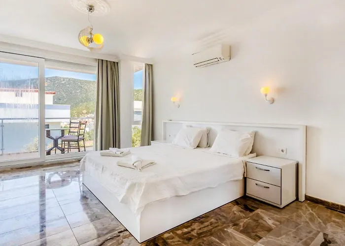 4 Bedroom Within Walking Distance To Shops And Restaurants *