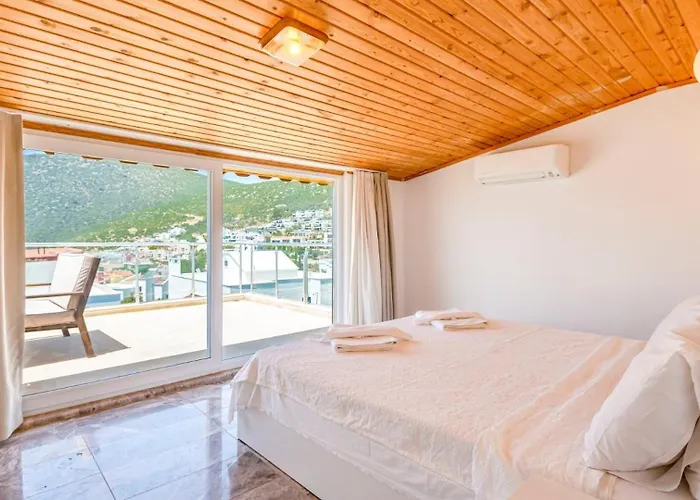 Villa 4 Bedroom Within Walking Distance To Shops And Restaurants
