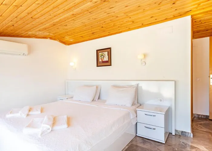 4 Bedroom Within Walking Distance To Shops And Restaurants Villa *