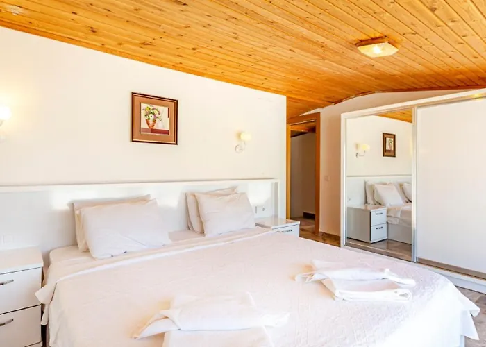 4 Bedroom Within Walking Distance To Shops And Restaurants Villa
