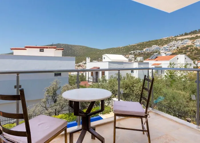 4 Bedroom Within Walking Distance To Shops And Restaurants