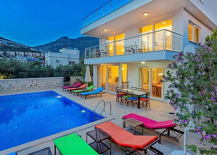 4 Bedroom Within Walking Distance To Shops And Restaurants Villa