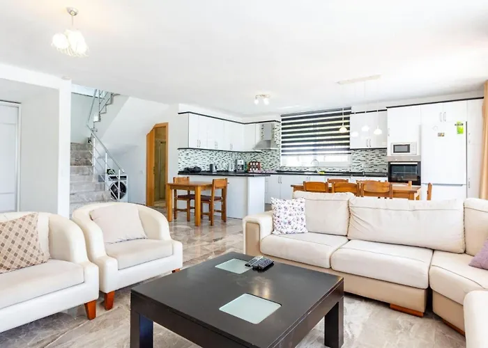 Villa 4 Bedroom Within Walking Distance To Shops And Restaurants