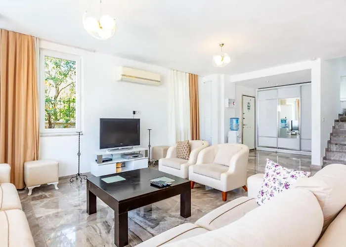 Villa 4 Bedroom Within Walking Distance To Shops And Restaurants *