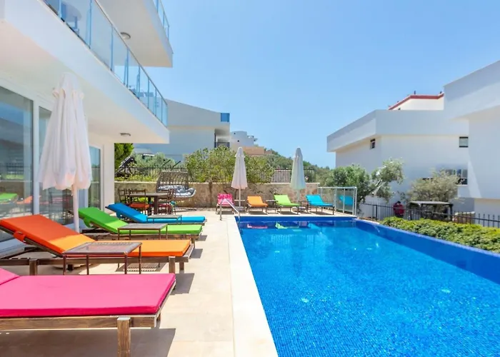 Villa 4 Bedroom Within Walking Distance To Shops And Restaurants *